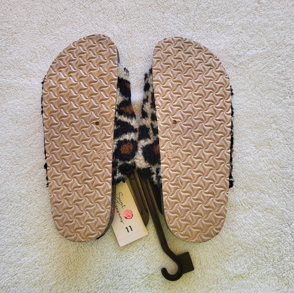 Secret Treasures Leopard Print Fuzzy Slippers or Sandals Size 11 NWT - Picture 2 of 4